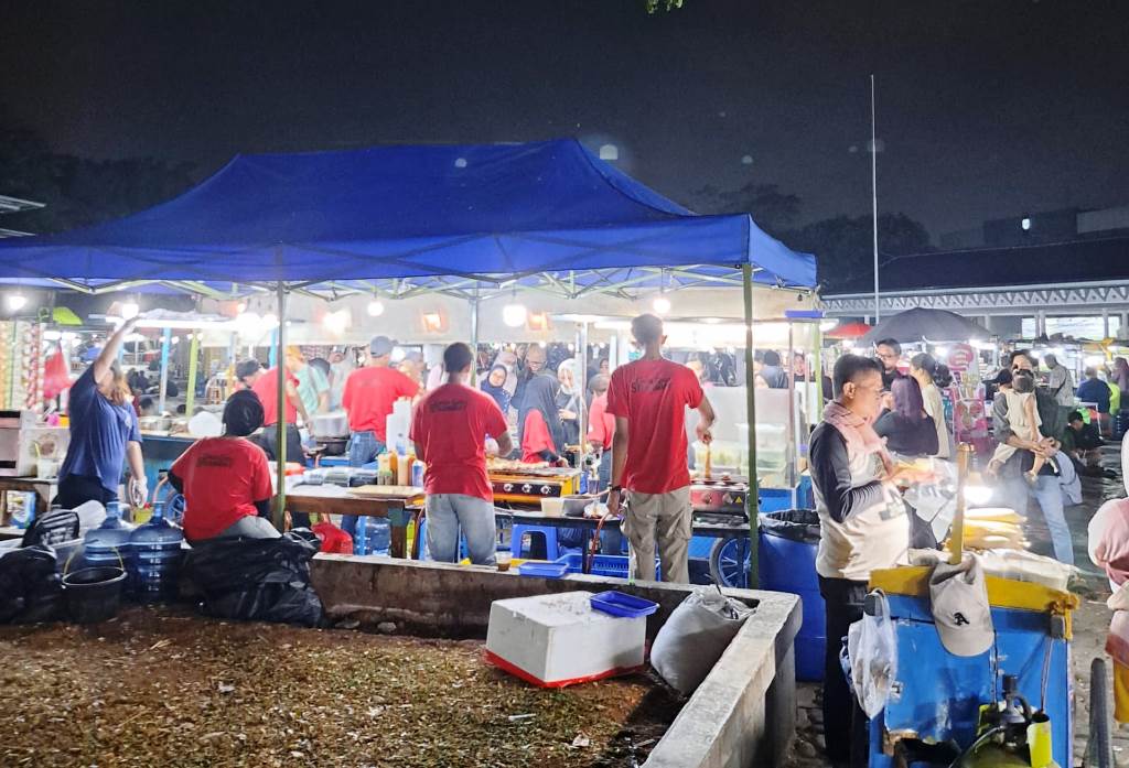 suasana kuliner di alun-alun kota bekasi