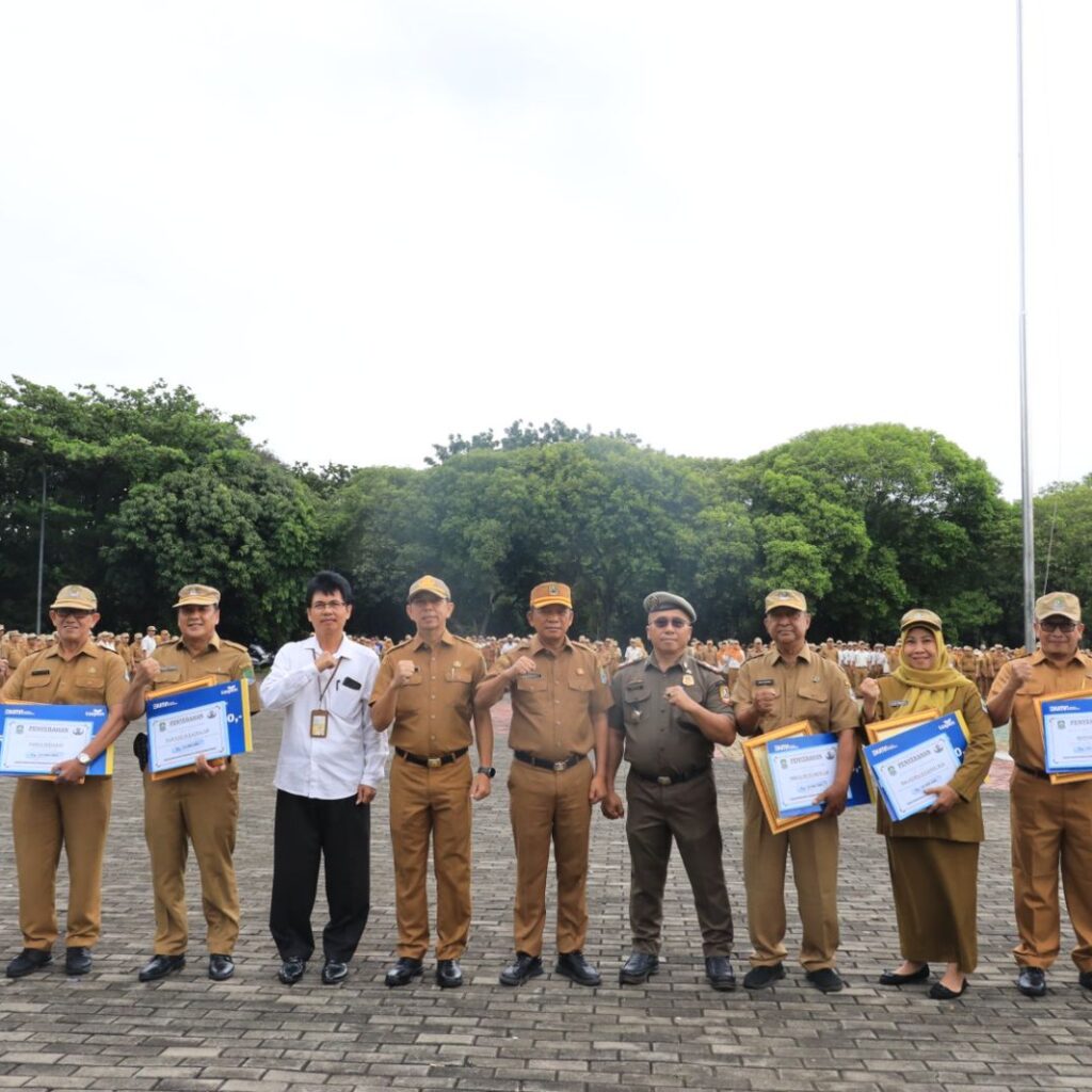 Sekda Kota Bekasi Beri Penghargaan untuk Pegawai di Apel Penutup Tahun 2024