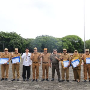 Sekda Kota Bekasi Beri Penghargaan untuk Pegawai di Apel Penutup Tahun 2024