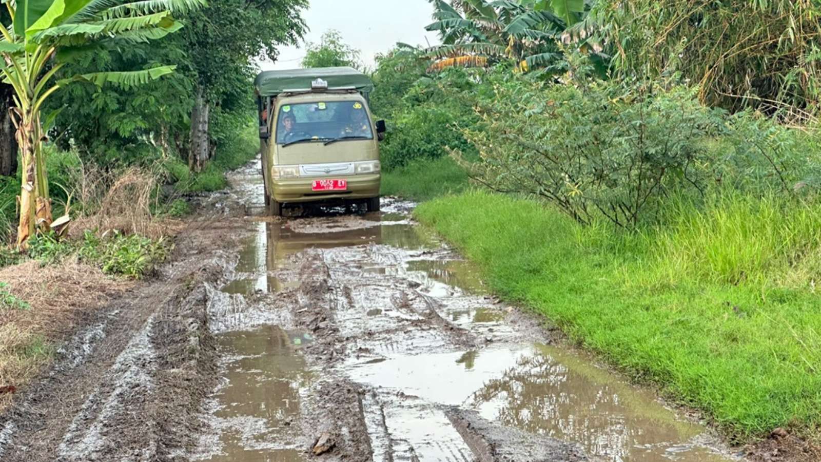 jalan rusak sukatenang