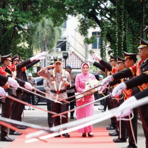 Tradisi Pedang Pora Sambut Kedatangan Kapolres Metro Bekasi yang Baru