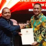 KPU Kabupaten Bekasi telah resmi menetapkan pasangan Ade Kuswara Kunang dan Asep Surya Atmaja sebagai Bupati dan Wakil Bupati Bekasi