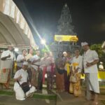 Para pengurus PHDI Kecamatan Rawalumbu beserta umat Hindu dari Sub Banjar Narogong
