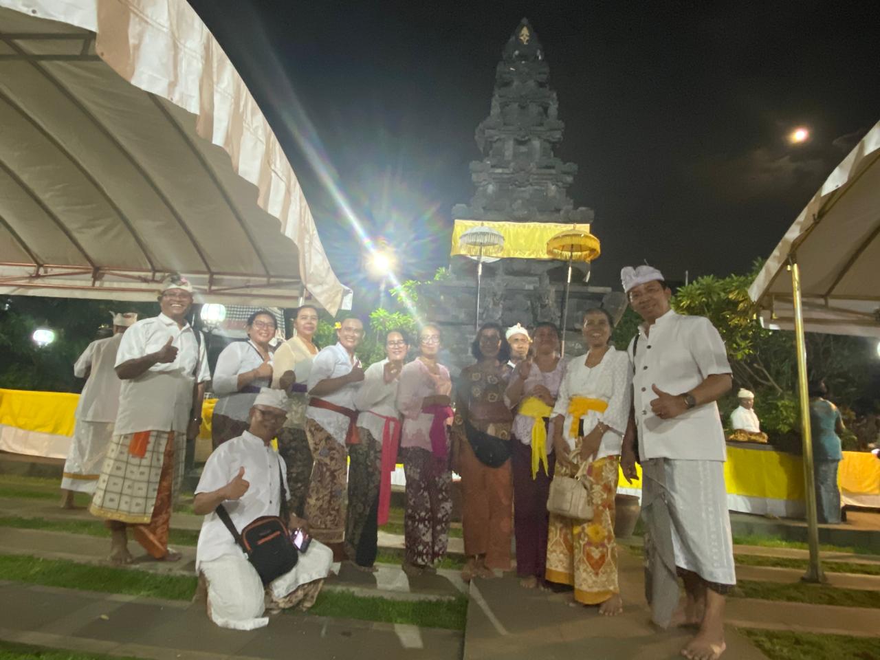 Para pengurus PHDI Kecamatan Rawalumbu beserta umat Hindu dari Sub Banjar Narogong
