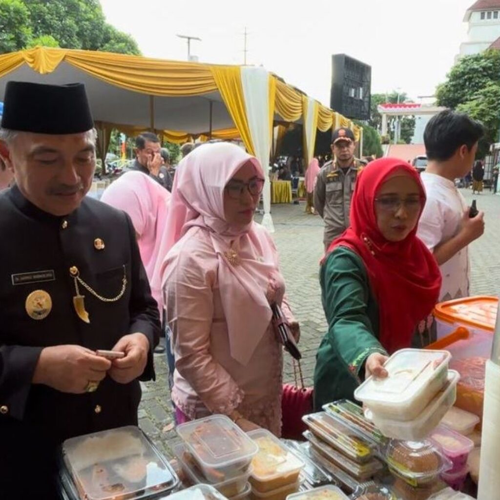 Abdul Harris Bobihoe Ngabuburit Borong Jajanan UMKM Bersama Istri