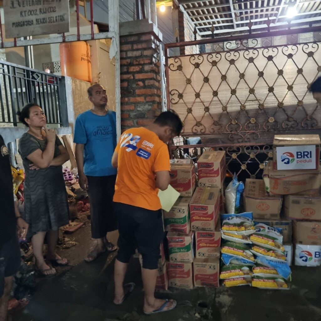 BRI Bekasi Juanda Salurkan Bantuan Sembako untuk Korban Banjir di 5 Titik Paling Terdampak