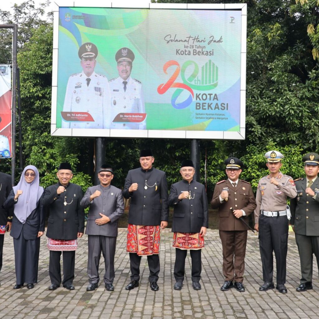 Wawali Bobihoe Kenakan Pakaian Adat Di HUT Kota Bekasi