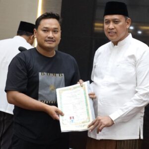 Tarawih Keliling di Jatibening, Tri Serahkan Ijazah Siswi yang Tertahan 10 Tahun di Sekolah