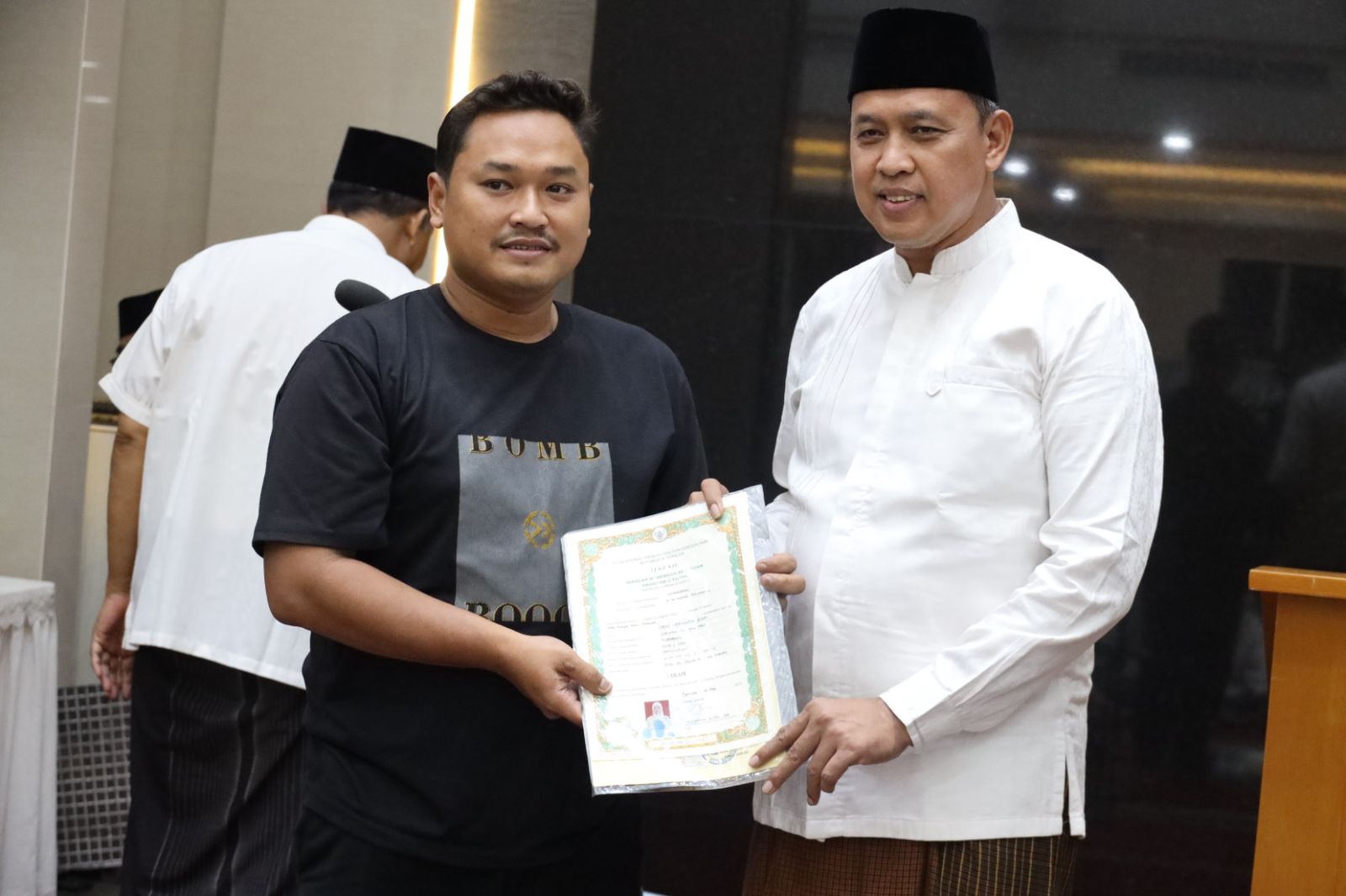 Tri Serahkan Ijazah Siswi yang Tertahan 10 Tahun