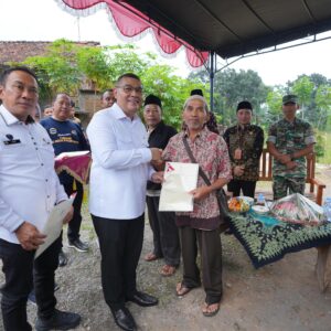 Jaga Keamanan, Wamen ATR Serahkan Sertipikat Elektronik Cara Door to Door