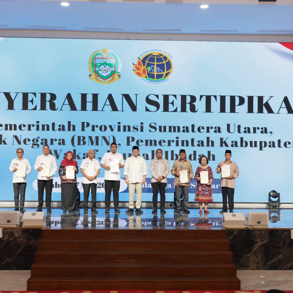 Menteri ATR Nusron Wahid Serahkan 875 Sertipikat Tanah di Sumatera Utara