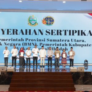 Menteri ATR Nusron Wahid Serahkan 875 Sertipikat Tanah di Sumatera Utara
