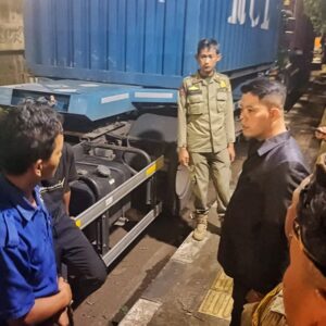 Lurah Bojong Menteng Tegur Langsung Truk Kontainer Parkir Liar