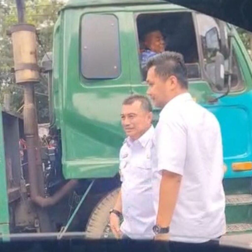 Aksi Spontan Wawali Bekasi Saat Temui Supir Buang Sampah Sembarangan