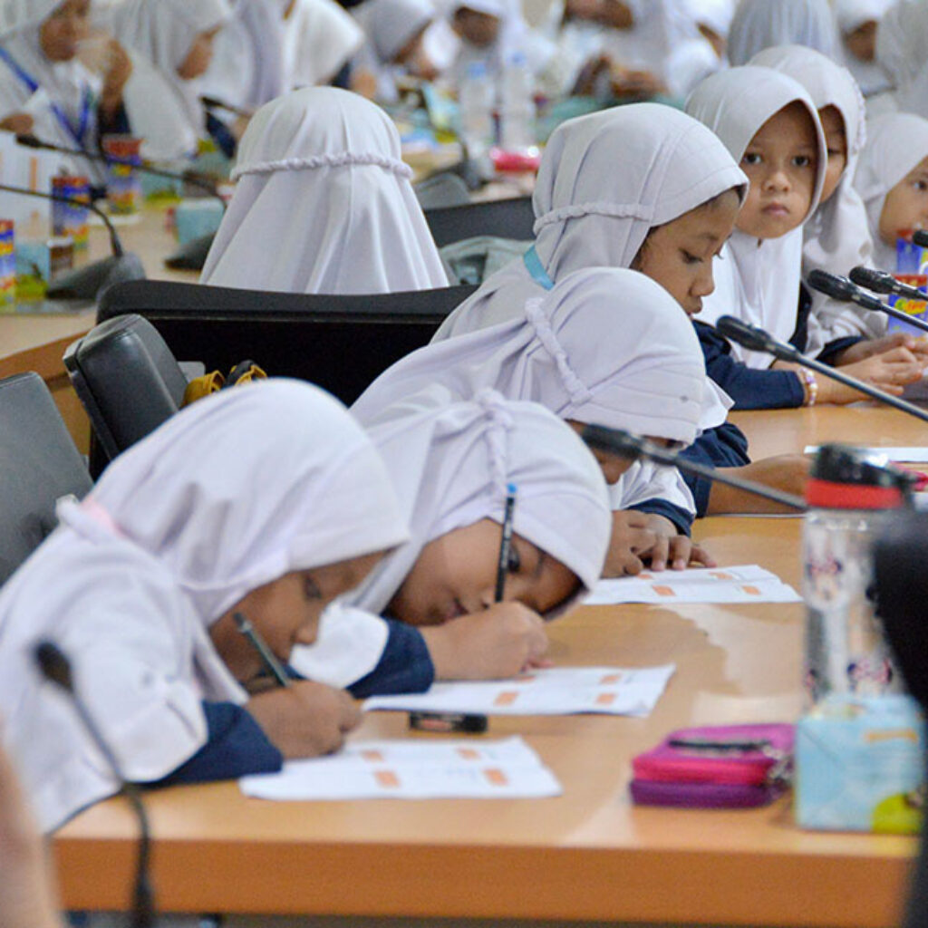 Pendidikan Dasar Gratis Kini Berlaku di Sekolah Negeri dan Swasta