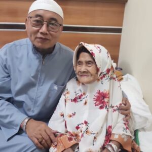 Sempat Dibawa Ambulance, Jamaah Tertua ini Akhirnya Sampai di Arab Saudi