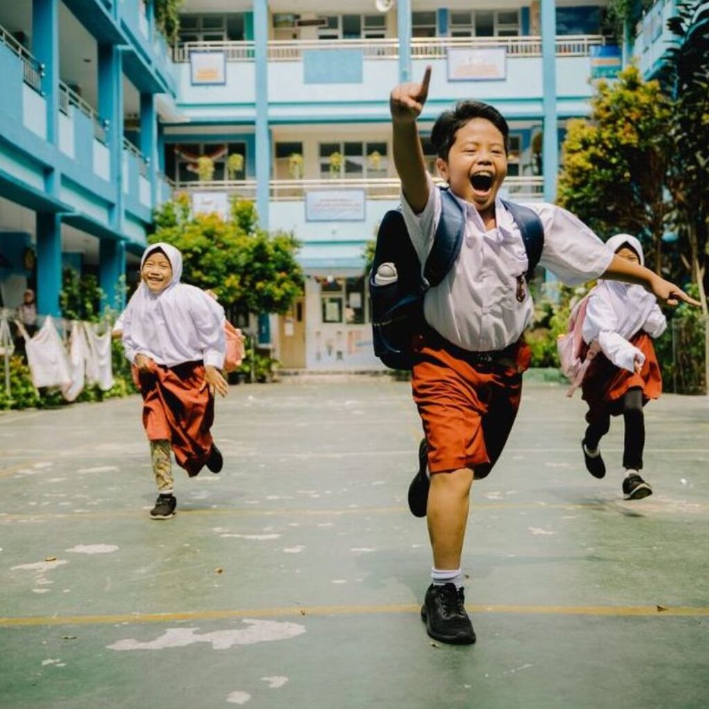 Kebijakan Sekolah Jam 6 Pagi Dikritik, DPR: Perlu Kajian dan Dukungan Publik