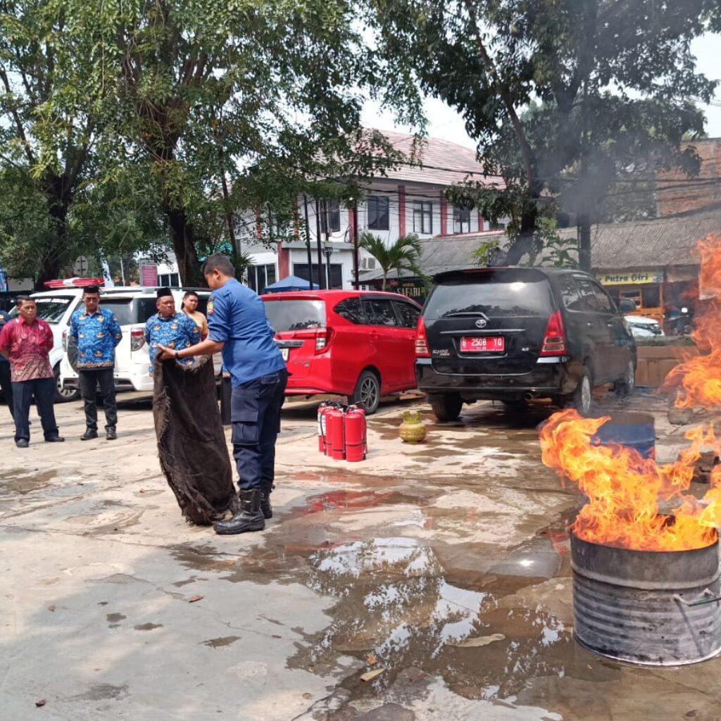 Cegah Kebakaran Rumah Tangga, Disdamkarmat Bekasi Latih Warga Tanggap Kebakaran