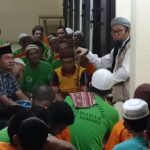 ustadz uje khutbah di tahanan