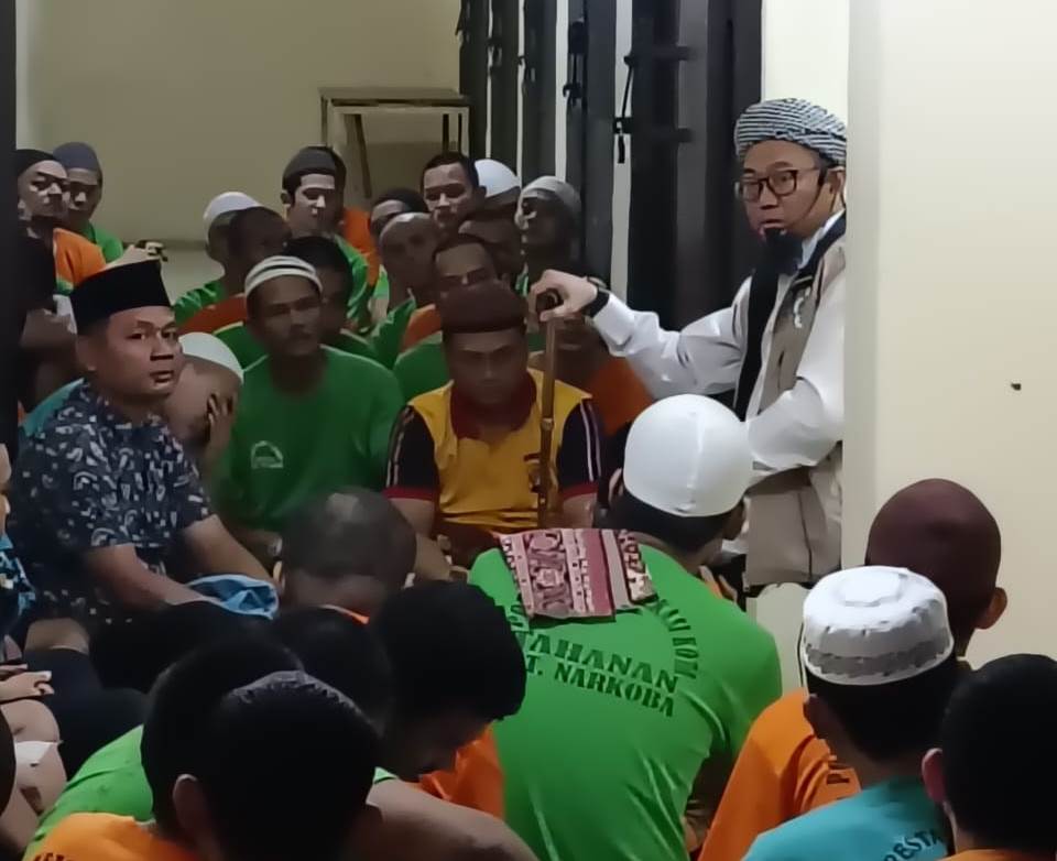 ustadz uje khutbah di tahanan