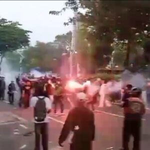 Aksi Mahasiswa dan Buruh di DPR Ricuh, Protes Gaji DPR 100 Juta