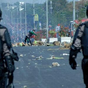 Polisi Pukul Jurnalis Saat Peliputan Kerusuhan Demonstrasi di DPR
