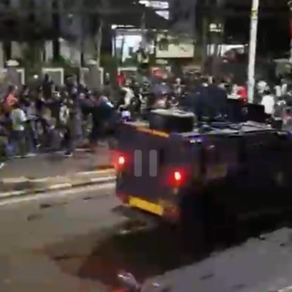 Viral! Mobil Polisi Tabrak dan Lindas Pendemo Berjaket Ojol di Jakarta