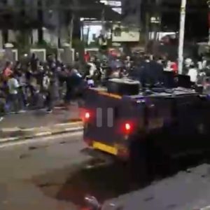 Viral! Mobil Polisi Tabrak dan Lindas Pendemo Berjaket Ojol di Jakarta