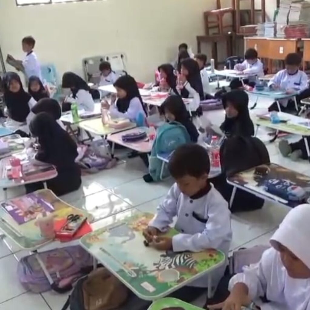 Kasian, SDN Sukadanau 04 Bekasi Terpaksa Belajar Lesehan Selama Dua Bulan