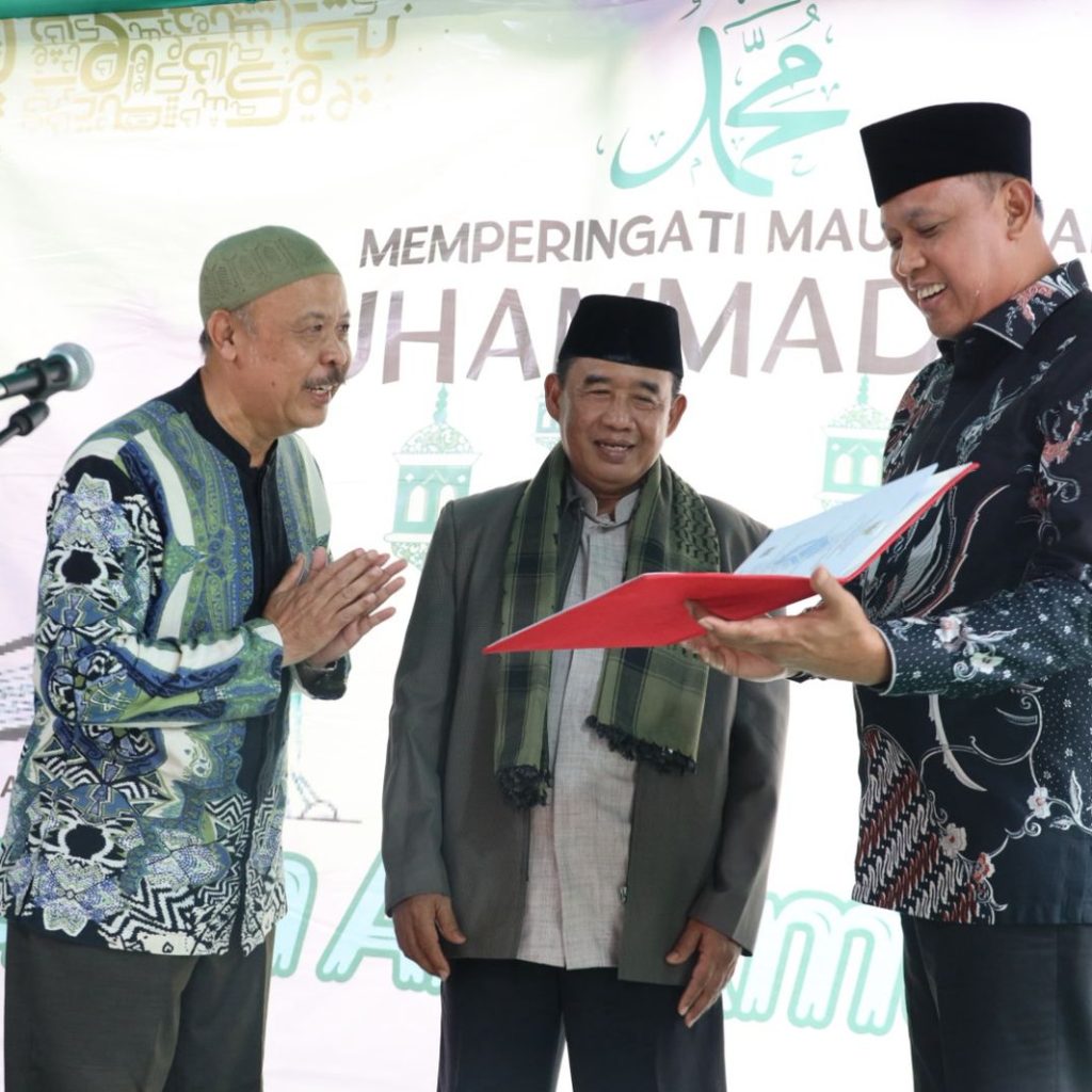 IMB Masjid Al Hikmah 37 Diserahkan Wali Kota Bekasi Tri Adhianto