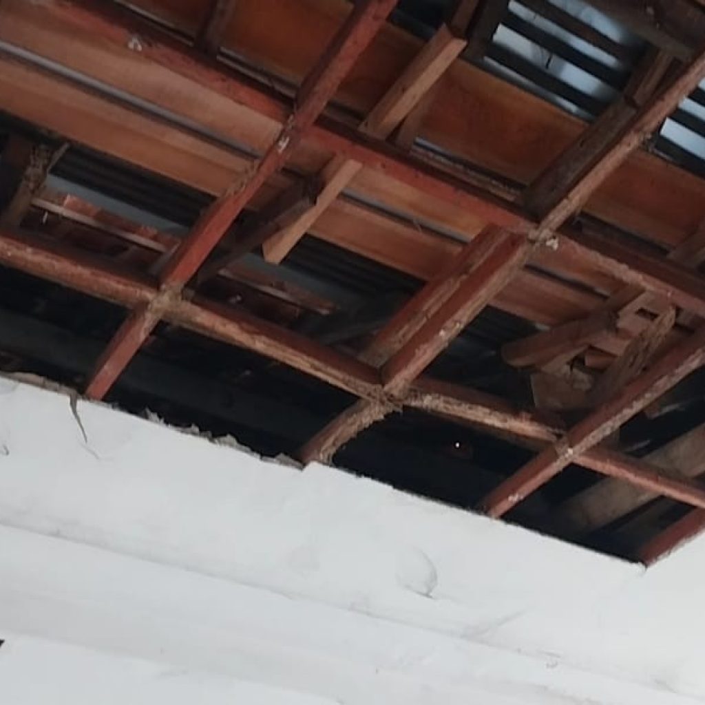 Gedung Nyaris Roboh, Siswa SMPN 62 Kota Bekasi Belajar Tanpa Meja dan Kursi