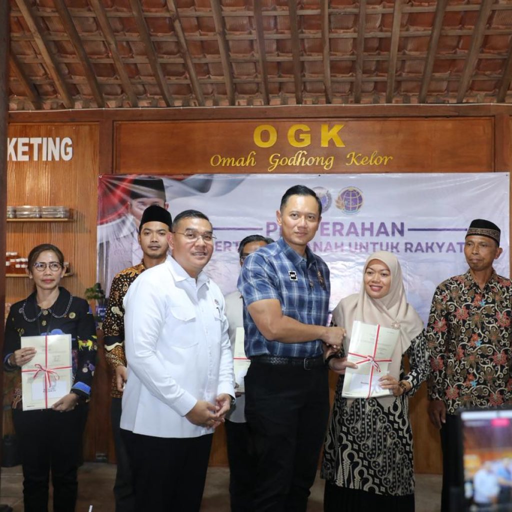 Wamen ATR Ossy Dermawan dan AHY Serahkan Sertipikat Tanah untuk Warga Gunungkidul
