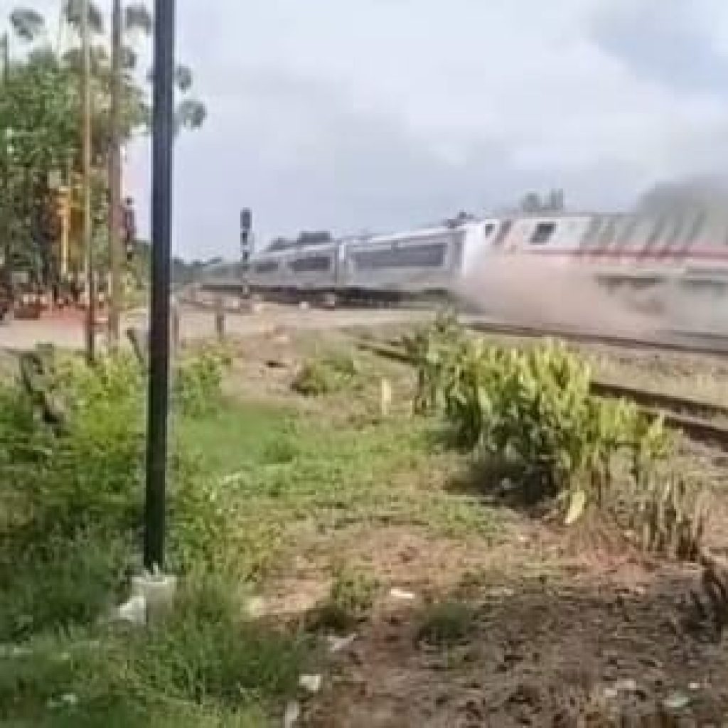 Anjlok di Bekasi, Dua Gerbong KA Purwojaya Terlepas dari Sasis