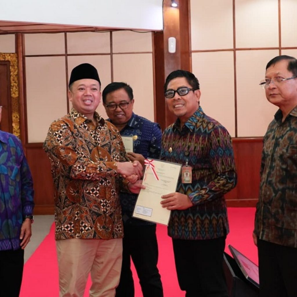 Bali Capai 100% Pendaftaran Tanah, Menteri ATR Serahkan Sertipikat di Rakor GTRA