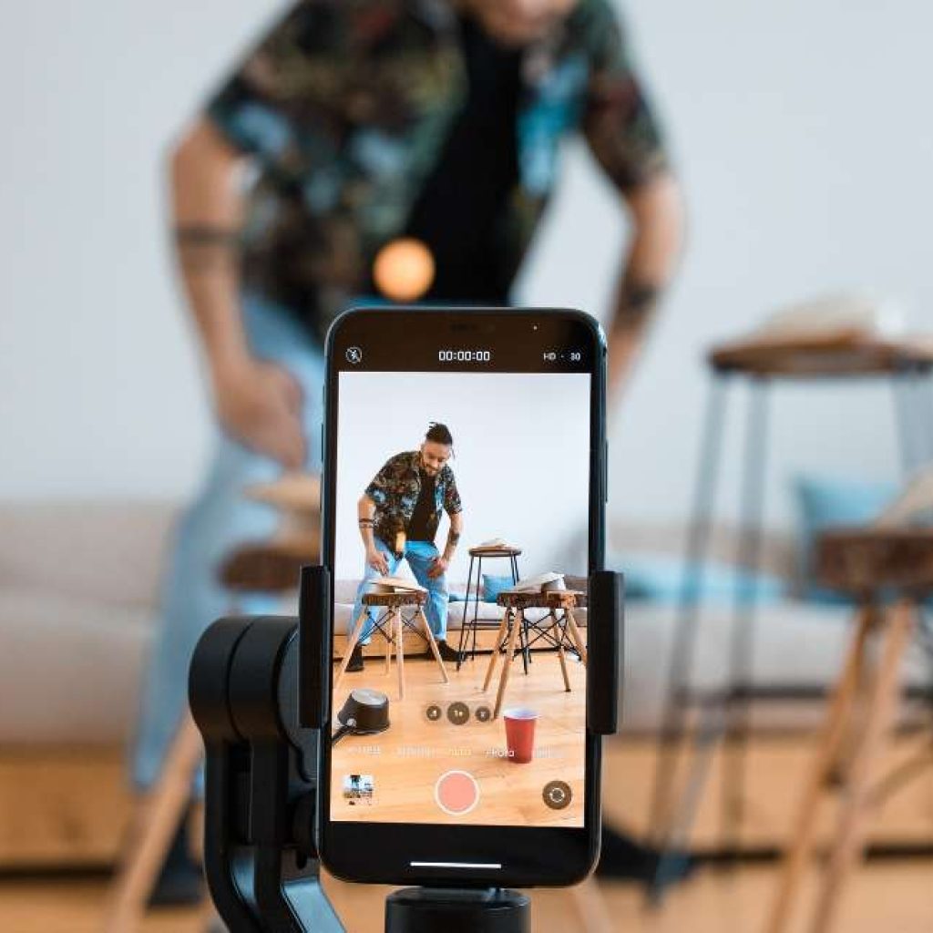 Daya Tarik Komunikasi Penjual: Kunci Menggoda Minat Beli Mahasiswa di Live TikTok