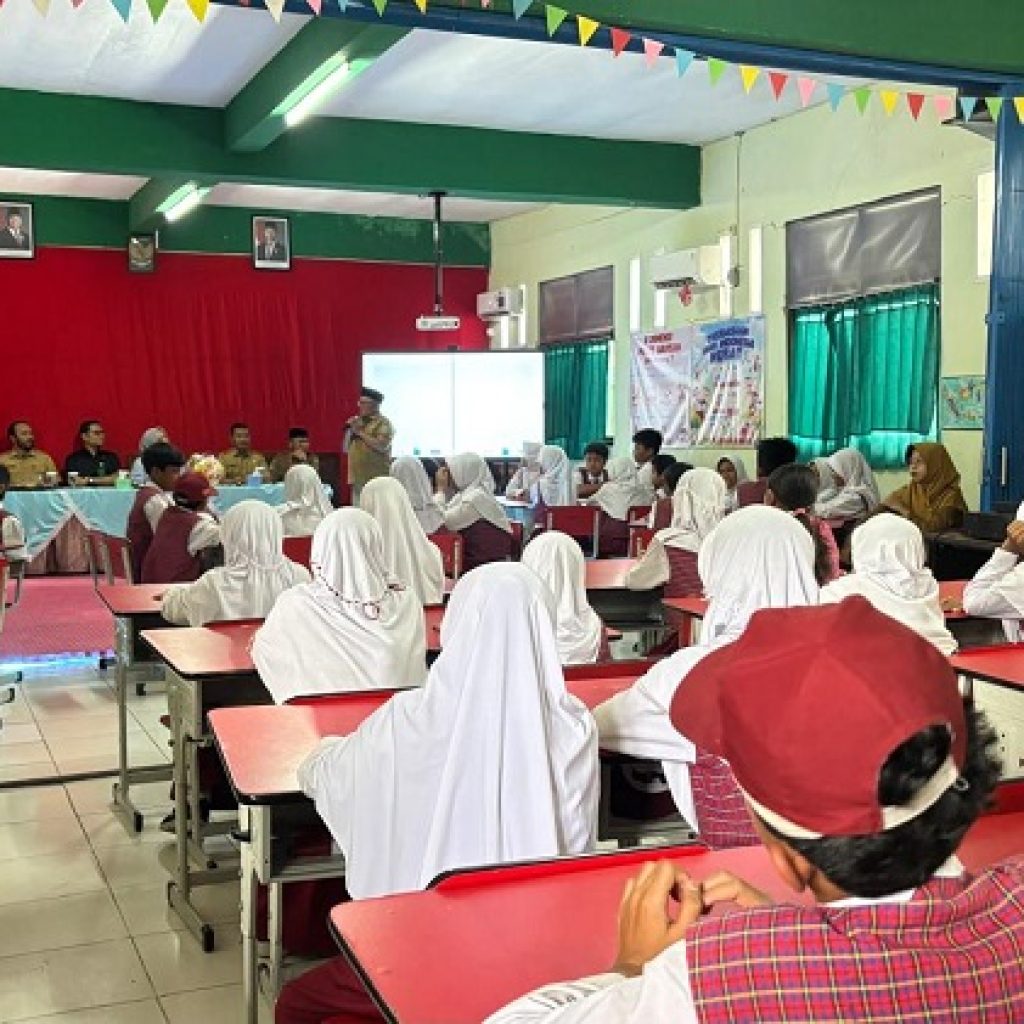 Program Smartboard Dipantau Kejari Kota Bekasi di Sekolah