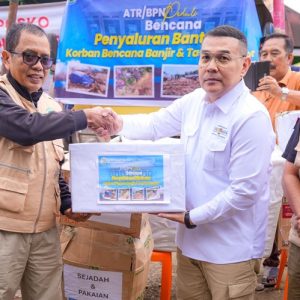 Wamen Ossy Serahkan Bantuan ATR/BPN Peduli Bencana di Sumut