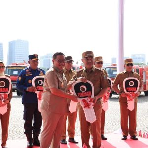 Sinergi Daerah, Bekasi Terima Hibah Kendaraan Pemadam Kebakaran