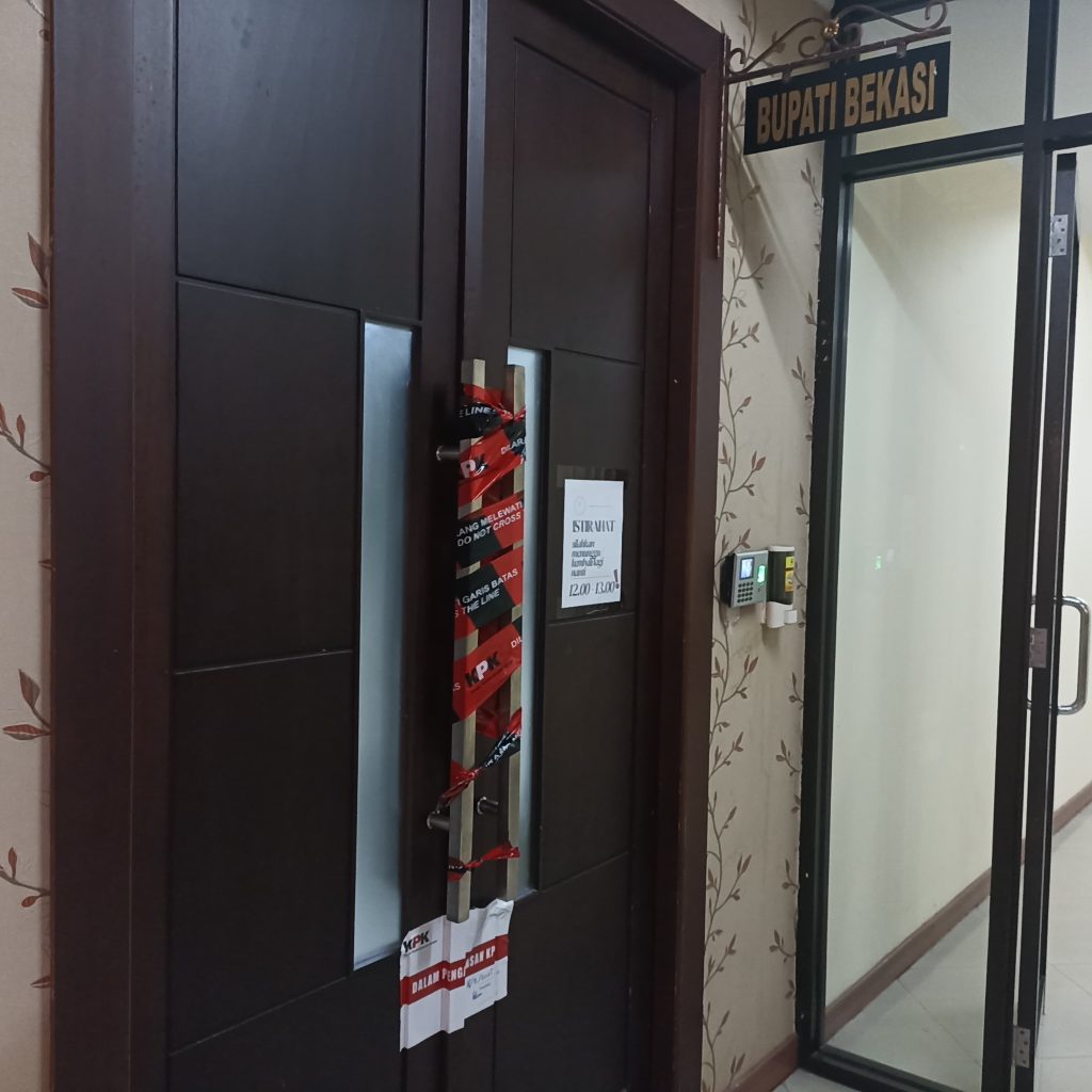 BreakingNews: KPK Segel Kantor Bupati Bekasi, Dugaan OTT