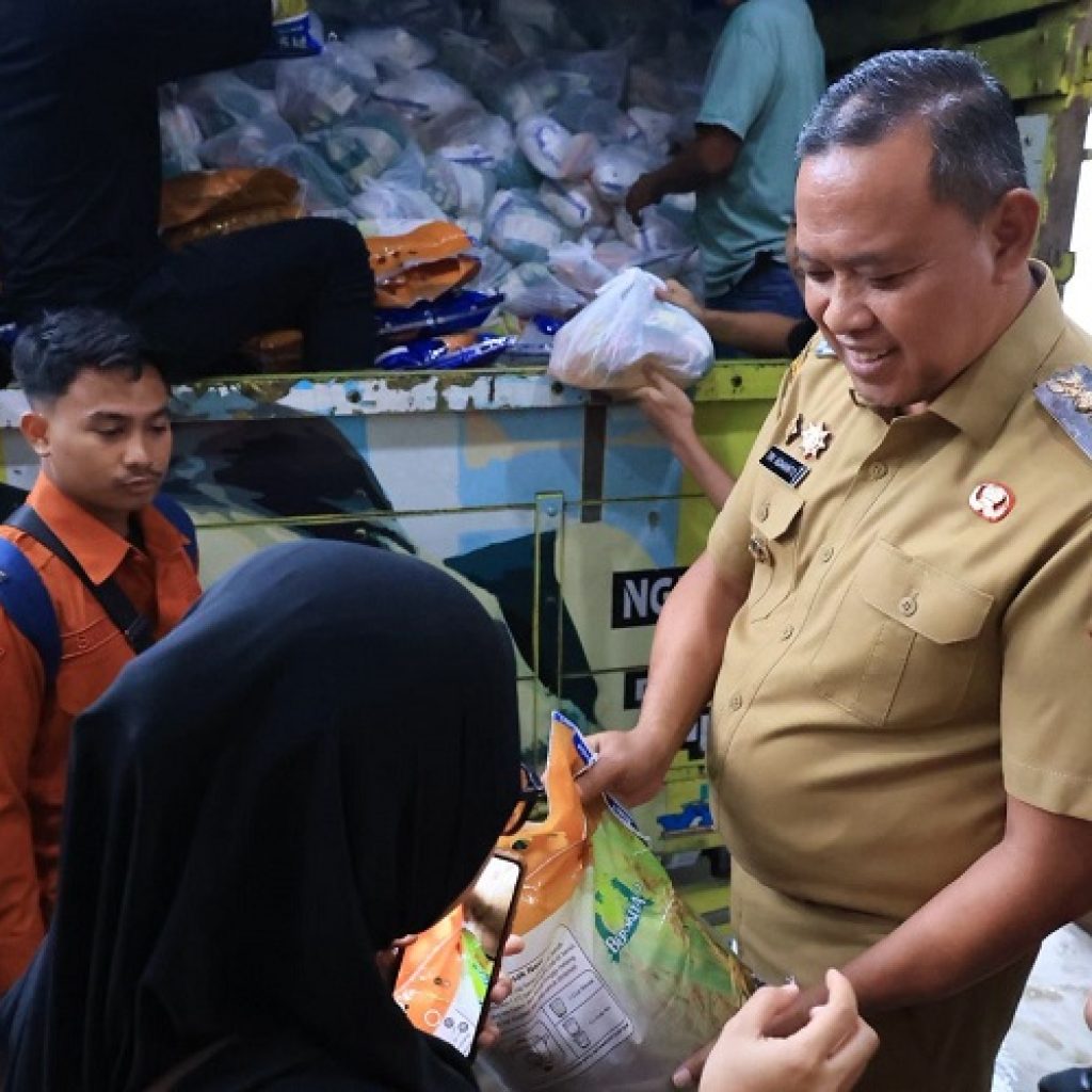 Tri Adhianto Subsidi Paket Sembako Senilai Rp51.500 Guna Jaga Daya Beli Warga Bekasi