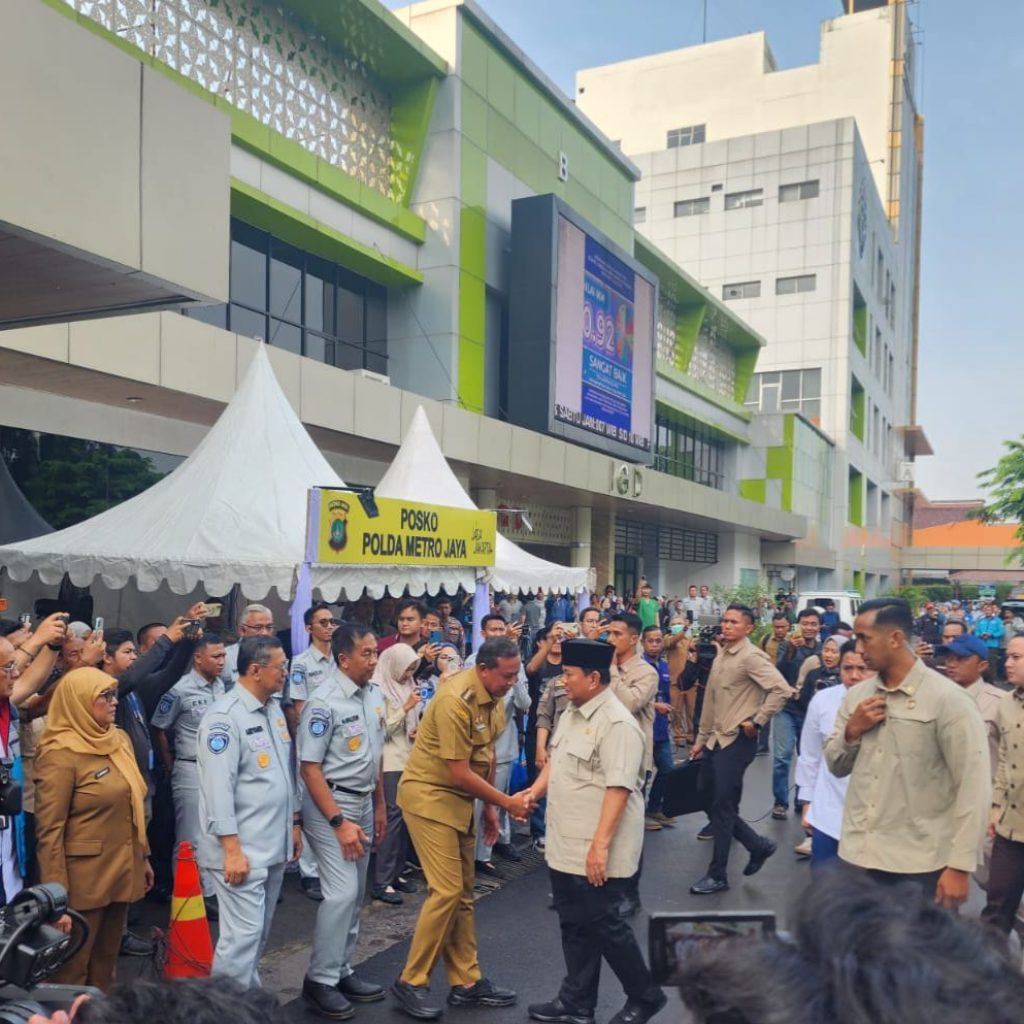 Wali Kota Bekasi Sambut Presiden RI Jenguk Korban Kecelakaan KA Bekasi Timur di RSUD CAM