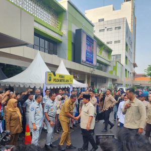 Wali Kota Bekasi Sambut Presiden RI Jenguk Korban Kecelakaan KA Bekasi Timur di RSUD CAM