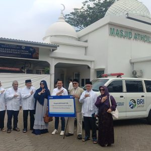 BRI KC Cibubur Serahkan Bantuan Ambulans untuk Yayasan Al-Atholillah Kota Wisata