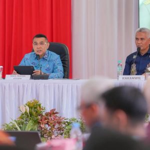 Ossy Dermawan Serahkan Sertipikat Lintas Sektor di Kanwil BPN Sulteng Demi Kepastian Hukum