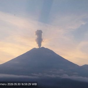 Gunung Semeru Erupsi, Kolom Abu Capai 1 Kilometer dari Puncak