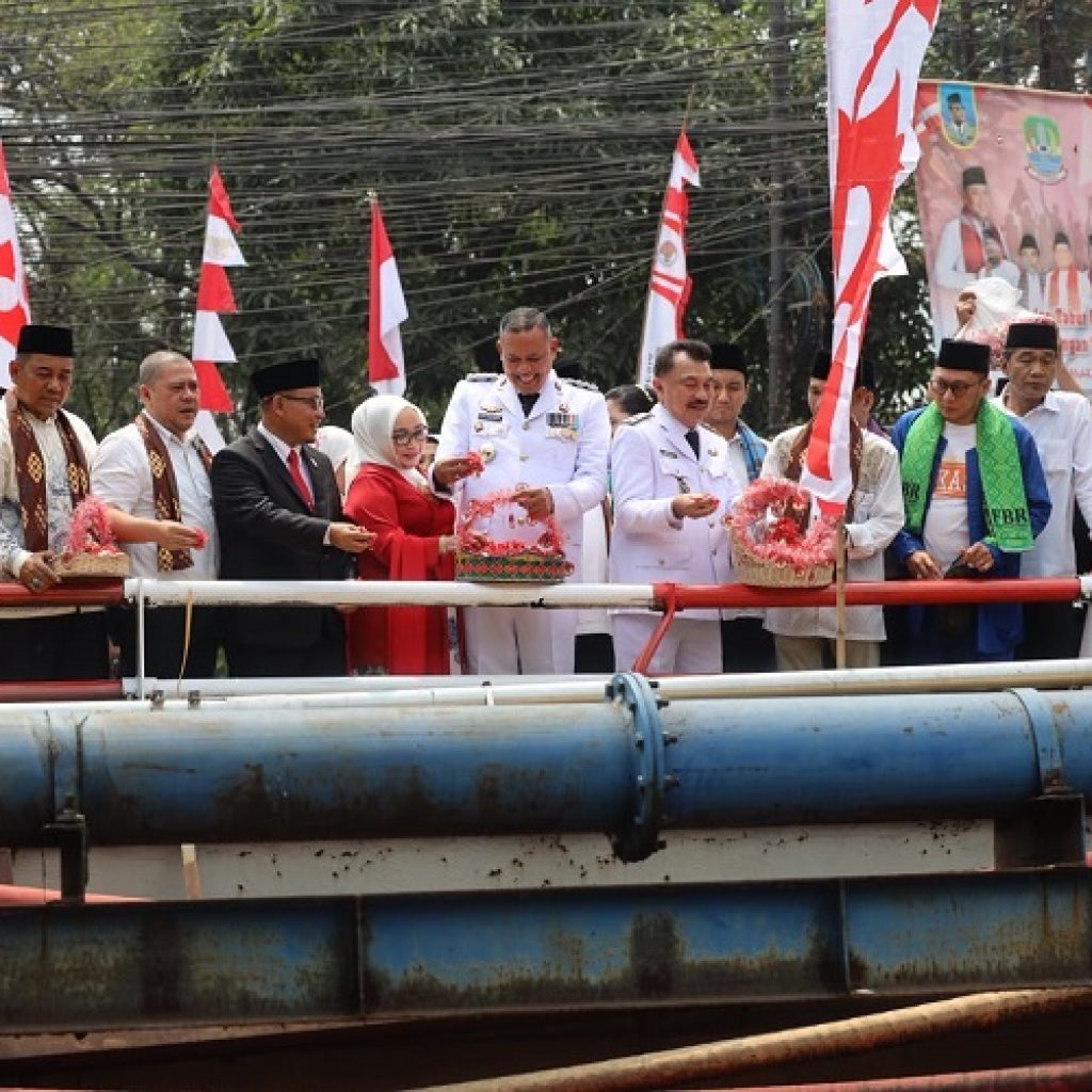 Tabur Bunga di Sasak Kapuk, Warga Bekasi Utara Lestarikan Sejarah Perjuangan KH Noer Alie