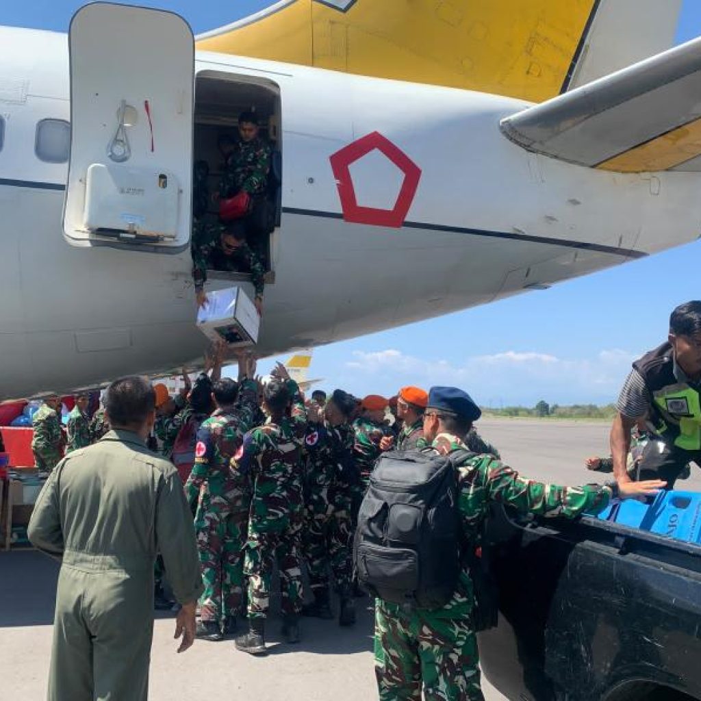 TNI AU Kirim Tenaga Kesehatan Bantu Korban Gempa Bumi di NTT