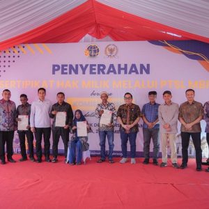 40 MBR di Desa Mekar Banjar Terima Sertipikat dari ATR/BPN